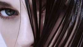 Cosmética capilar que supera las exigencias de un producto de cuidado para el cabello, gracias a su combinación de aceites especiales y sustancias activas altamente eficaces