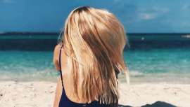 La doctora Cristina Chacón, de la clínica MC360, explica que el cuidado capilar deberá ser mayor durante el verano ya que el sol, el cloro o el agua salada pueden dejar un cabello poroso y sin vida