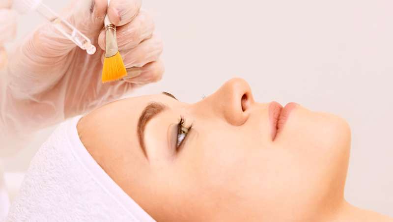 Quem disse que o retinol no se pode usar de dia?