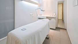 Un tratamiento en el que interviene la delicada pero efectiva cosmética orgánica de Cosmetics 27 que, unida a un exquisito masaje facial remodelante, propiciará un efecto de esculpido de los ángulos del rostro