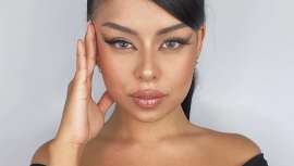 Este tipo de mirada, con mayor amplitud y ligeramente estirada, se logra a partir de un juego de luces y sombras en el párpado de los ojos, las pestañas y con un peinado correcto de cejas