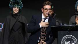 Binomio perfecto arte y empresa, Carlos Valiente, su equipo y salones, estarán en los Premios Fígaro 2020. El estilista alzireño revisa su participación en los mismos y reflexiona acerca del papel fundamental que Fígaro desempeña en la peluquería 