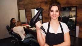 El 25 de agosto se celebra el Día Internacional del Peluquero. Un oficio que en la pandemia ha demostrado que va más allá de una mera profesión para convertirse en primera necesidad 