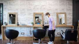 Los propietarios de los establecimientos de belleza, peluquerías, barberías y centros de estética, reabren en contra de la orden gubernamental que no permite comenzar actividad dentro de los salones 