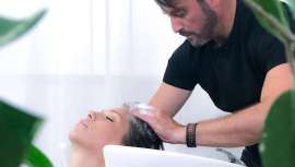 Más importantes que nunca, tras el estío, entran a escena los tratamientos de reconstrucción capilar. Objetivo, reparar los estragos de las condiciones de los meses más calurosos del año, siempre de manos del consejo profesional