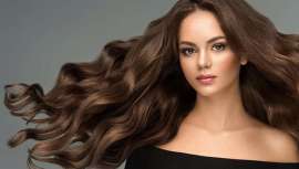 Que si lo corto crece más, que si la mascarilla lo engrasa, que si no se puede lavar todos los días... A menudo las dudas asaltan a tu clienta, incluso a ti mismo. Hoy, Llongueras, revisa verdades y mentiras en torno al cabello. ¿Las sabías...? 