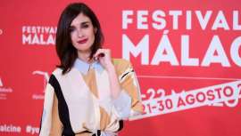 Una melena midi muy natural pero con toques trend, ondas muy ligeras solo perceptibles al movimiento. Así ha marcado tendencia Paz Vega, junto a su hija, en el Festival de Cine de Málaga, peinada por Rafael Bueno para Eloy Pro