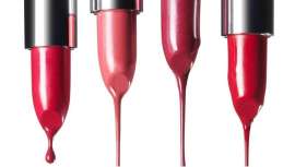 Manchan, incomodan y se desdibujan por obra y gracia de la mascarilla. El pintalabios, que históricamente disparaba sus ventas en tiempos convulsos, ahora, castigado y relevado al estante del baño, escondido tras las mascarillas 