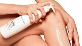 Hidrata la piel potenciando la regeneración de las células, protege su estructura, tiene acción antioxidante y protectora y permite que el bronceado dure mucho más tiempo