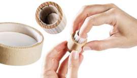 La empresa, con sede en Barcelona, presenta un tapón, de madera en el exterior e interior de plástico desechable para frascos de perfumería y cosmética