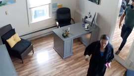 Un vídeo muestra a la líder demócrata en una peluquería en San Francisco cuando las medidas de cierre por el coronavirus estaban vigentes 