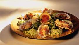 A pesar de estar considerado un manjar y atender a la misma definición generalmente en cuanto a su precio, el marisco tiene fama de provocar alergias, caso también, según un estudio si tras ingerirlo se realiza actividad física 