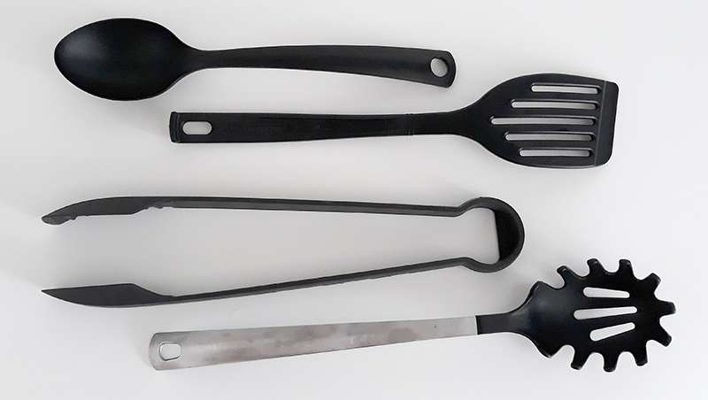 utensilios de cocina de plástico negro