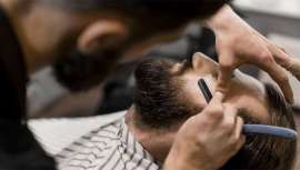 Contra viento y marea, en épocas convulsas o revueltas, con reyes absolutos o entre romanos, adheridos incluso al hacer del cirujano (sacamuelas y sanguijuelas), los barberos se remontan según los hallazgos a la Edad de Bronce, 3500 a.C.