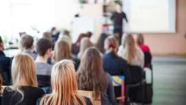 Los sectores con mayor número de trabajadores sin estudios cualificados se ven abocados a subsistir sin posibilidades de prosperar en un entorno cada vez más exigente