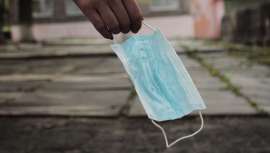 Condicionados por el Covid, a todos los niveles, surge un movimiento anverso, el negacionismo, que cuestiona el uso de mascarilla y con el cual hemos podido encontrarnos. Pero, ¿qué  y quién es negacionista? Sepamos más para decidir mejor