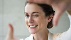 Yvette Pons, facialista con más de 30 años de experiencia en el
sector de la estética y la salud enumera y describe las principales causas del envejecimiento facial prematuro, para ser conscientes de ellas, y de este modo, poder ayudar a prevenirlo