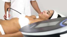 Este tratamiento combina tres tipos de radiofrecuencia, la RF capacitiva que vasculariza los tejidos superficiales, la RF monopolar que actúa en los tejidos profundos grasos y fibróticos, y la RF bipolar