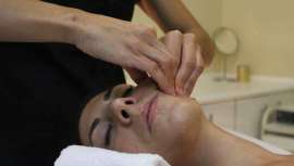 Tri-Peeling: empieza con tres exfoliaciones que combinan un peeling químico a base de ácido láctico, de manera que actúa penetrando en los tejidos a través de los poros