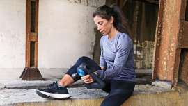 Es la reinvención del masaje. Trabaja hasta un 60% más profundo que los masajeadores de vibración mediante el uso de profundidad, velocidad y fuerza científicamente calibrada