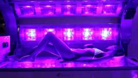 Las cabinas de bronceado han sido incluidas en el grupo de factores causantes de cáncer. El autor hace un repaso sobre los pros y contras del bronceado artificial, describiendo los usos, normas y consejos, y proponiendo alternativas saludables