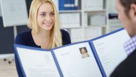 A la hora de seleccionar candidatos para que se incorporen a un puesto de trabajo destacan dos cuestiones: una formación cualificada y la excelencia en el trato al cliente. Así sucede en peluquerías y centros de estética