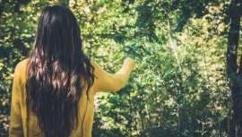 Según el doctor Leone de la clínica MC360, es importante cuidar la alimentación, tomar suplementos vitamínicos, evitar lavarse el pelo con demasiada frecuencia, además de elegir y aplicar tratamientos capilares que ayuden a fortalecer el pelo