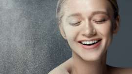 Para cabello y piel, llegan las fórmulas que huyen del agua y se presentan en polvo. Cada vez más adicta a esta textura, la industria cosmética apunta hacia el futuro sostenible del planeta con nuevos modos y maneras de formular y aplicar belleza