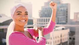 Ángela Navarro asesora a las trabajadoras sociales de la Asociación Española contra el Cáncer (AECC), aunque su labor de orientación psicológica y reconstructiva a pacientes, además de cuidado de la piel y cabello se extiende los 365 días del año 