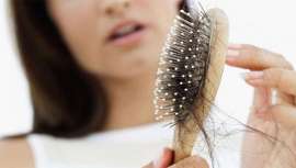 Tras el parto, la producción de estrógenos sufre un descenso súbito, produciéndose el efluvio telógeno, una alteración del ciclo de crecimiento del pelo, provocando una gran caída de éste. Vamos a descubrir cómo contrarrestarlo 