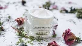 Lo último de Atashi Cellular Cosmetics incorpora ácido hialurónico y liposomas de agua glacial para hidratar y extracto biotecnológico de magnolia para corregir y prevenir los efectos de la sequedad