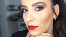 Ya se avecina, y lo mejor, a pesar y contra la pandemia, es disfrutar y brillar lo más posible, sin abandonar nunca la belleza y el cuidado personal. Te proponemos un make-up de Navidad para conquistar. Por Briyi Bri