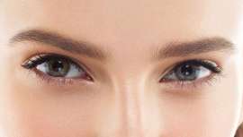 Ponle un adiós a la caspa, ¡sí!, ¡en las cejas! Para esos clientes que la padecen y no, no precisamente en la cabeza, sino en esta parte del rostro, lo cual les supone un verdadero problema 