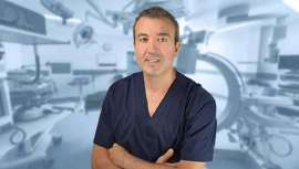 Entre los tres mejores cirujanos plásticos de nuestro país y en la lista de los 100 mejores médicos, Ramón Calderón Nájera es miembro del equipo de la clínica FEMM, cirugía y medicina estética