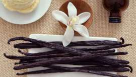 Códigos QR y teléfonos móviles que utilizan tecnología blockchain, a prueba de manipulaciones, que rastrea el viaje de los granos de vainilla desde Madagascar para la trazabilidad de la cadena de suministro y economía colaborativa 