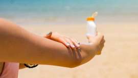 A Administração de Drogas e Alimentos dos Estados Unidos (FDA) coloca em cima da mesa a eficácia de determinados protetores solares químicos. E não só isso, aponta as suas possíveis consequências frente à segurança dos protetores minerais