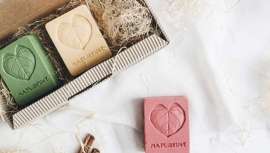 El champú está formulado con ingredientes naturales, como el Aceite de Crambe Abissynica o los Aceites Esenciales de Romero y Eucaliptus, que ayundan a tener una melena fuerte y brillante