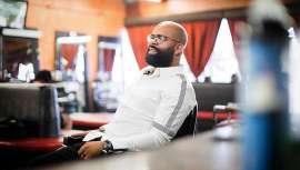 La plataforma incluye clases acerca de cómo hacer barbería sistemática y eficiente, con el formador y embajador de Andis, Kenny Duncan 