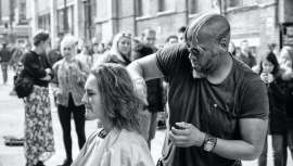 Según una encuesta de las organizaciones Color Of Change y Main Street Alliance, un gran número de pequeños salones propiedad de negros están a punto de bajar la persiana. El 46% de los encuestados ya cerró o planea hacerlo en seis meses