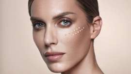 Actriz y maquilladora del momento, es la nueva imagen editorial de Scens, la firma española de cosmética que eligen los profesionales de la belleza 