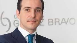 Es uno de los cirujanos plásticos más reconocidos de nuestro país, elegido presidente de la Asociación Española de Cirugía Estética Plástica (AECEP) el pasado marzo. Gómez Bravo urge a la regulación definitiva de la práctica de la cirugía plástica