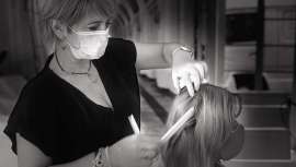 Llata, estilista cántabra de trayectoria ejemplar, traza el relato de la historia de la peluquería y pone el cúlmen y finaliza el relato con el anuncio del viaje del Museo de la Peluquería de Raffel Pages al Louvre 