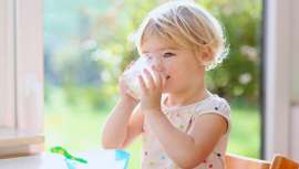 La ingesta de vitamina D, aunque insuficiente, fue significativamente mayor en los consumidores de leches adaptadas, quienes mostraron también una mejor proporción calcio/fósforo, un valor importante en la salud ósea infantil