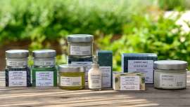 Con la elección de adherirse a la iniciativa de un 1% for the Planet, la firma dona un dicho porcentaje de la facturación de Sacred Nature para la financiación de proyectos de sostenibilidad medioambiental y social