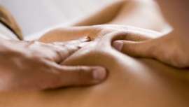 No es un masaje deportivo, ni tampoco un masaje sueco. Su secreto se encuentra en su maniobra, movimientos que alcanzan las capas más profundas de músculos y fascias, eliminando el dolor, además de aliviar el estrés y corregir la postura 