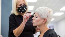 Encarna Moreno, estilista andaluza, vuelve a sorprendernos con Amelie. Una sucesión de propuestas de estilo y peinado que respira glamour por cada resquicio y rendija de sus estilos. Tendencias de invierno, ideales en Navidad 