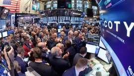 Coty ha completado la venta de Wella, tal y como se había anunciado con anteriroridad, este día 1 de diciembre. La firma de cosmética capilar profesional pasa a manos del fondo de inversión KKR junto a Clairol, Opi y ghd