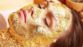 El oro, en combinación con ingredientes procedentes de joyas como el diamante o las perlas, contribuye a reducir las arrugas, corregir la flacidez, aliviar el estrés, inyectar energía y devolver el equilibrio a la piel