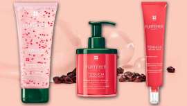 Es un ritual de belleza único que viene al rescate del cabello fragilizado y debilitado y reactiva su juventud. Regenerado, rehidratado y reforzado en profundidad, recobra densidad y vitalidad e irradia un nuevo brillo