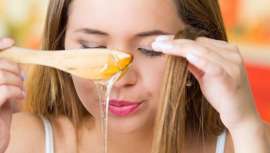 En un mundo donde se impone lo natural, qué mejor que apostar por la naturaleza. La miel es un ingrediente healthy, sano para el cabello y beneficioso para la conservación de las abejas, más habitual de lo imaginado en las fórmulas cosméticas
